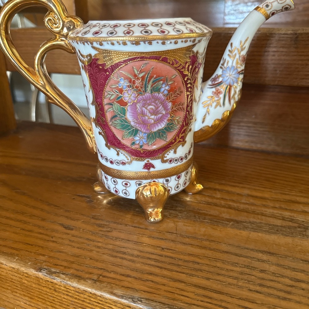 Elegant Pink Floral Porcelain Vase with Gold Accents - Picture 2 of 6